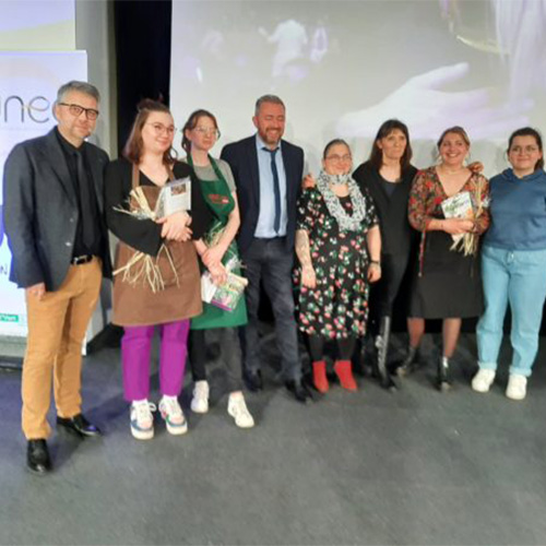 Photo avec les apprenties fleuristes du campus Simone Veil à Rouen