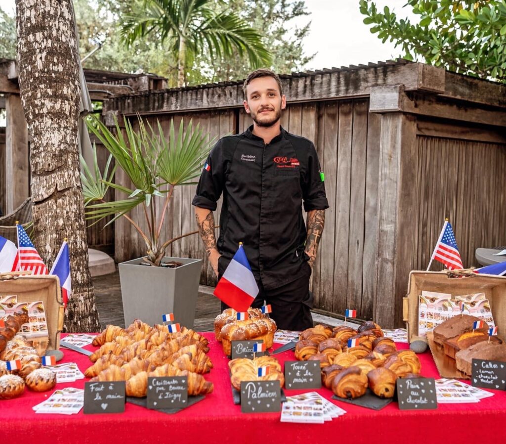 Bartholomé Desannaux posant devant ses créations lors de l'épreuve du concours des Meilleurs croissants et pains au chocolat de Floride 2023