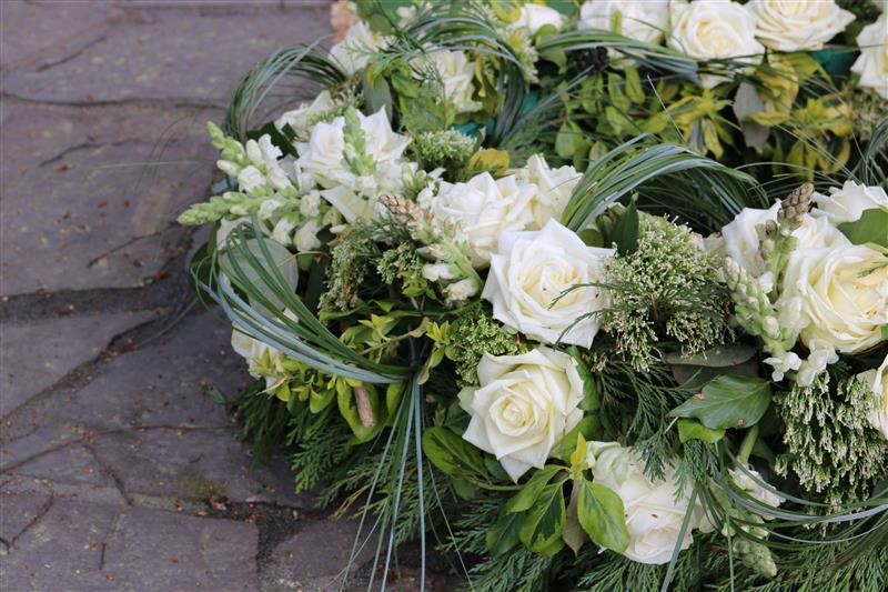 Couronne de fleurs blanches réalisée pour rendre les derniers hommages avec élégance et respect.