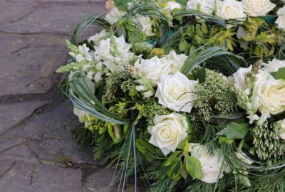 Couronne de fleurs blanches réalisée pour rendre les derniers hommages avec élégance et respect.