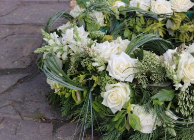 Couronne de fleurs blanches réalisée pour rendre les derniers hommages avec élégance et respect.