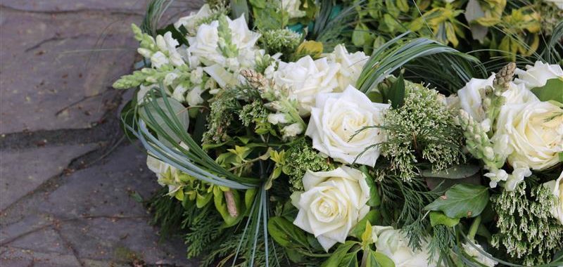 Derniers hommages – couronne florale blanche Couronne de fleurs blanches réalisée pour rendre les derniers hommages avec élégance et respect.