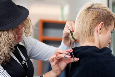friseurin schneidet die haare