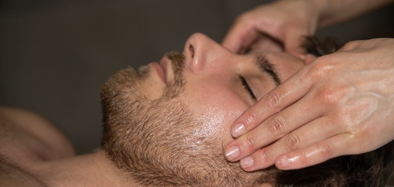 Soin esthétique sur le visage d'un homme en institut