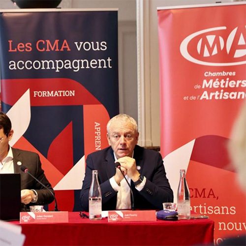 Photo avec Joël Fourny, président de CMA France, lors d'une conférence.