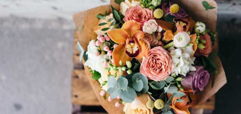 Bouquet et compositions florales – inspirations tendances Bouquet de fleurs coloré mêlant roses, orchidées et feuillages, exemple de compositions florales tendances.