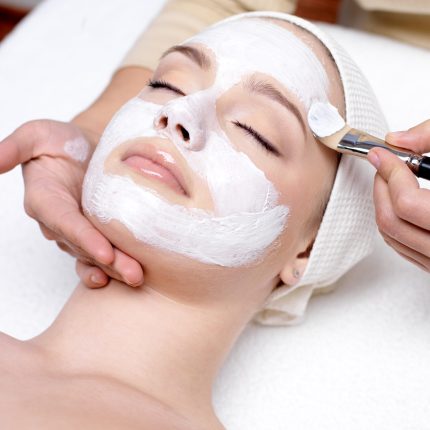 Visuel illustrant la formation Esthétique de la filière beauté/bien-être.